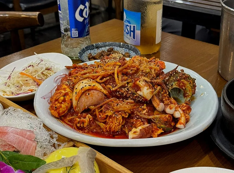 광어 도다리 민어 참치가 담긴 모듬회 접시
