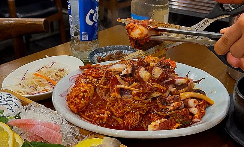 문어와 꽃게가 올라간 매콤한 해물찜