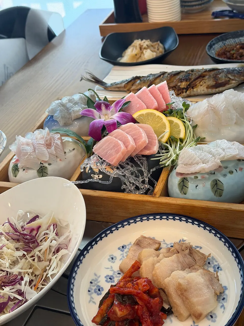 미역국과 전, 보쌈 등 스끼다시 구성