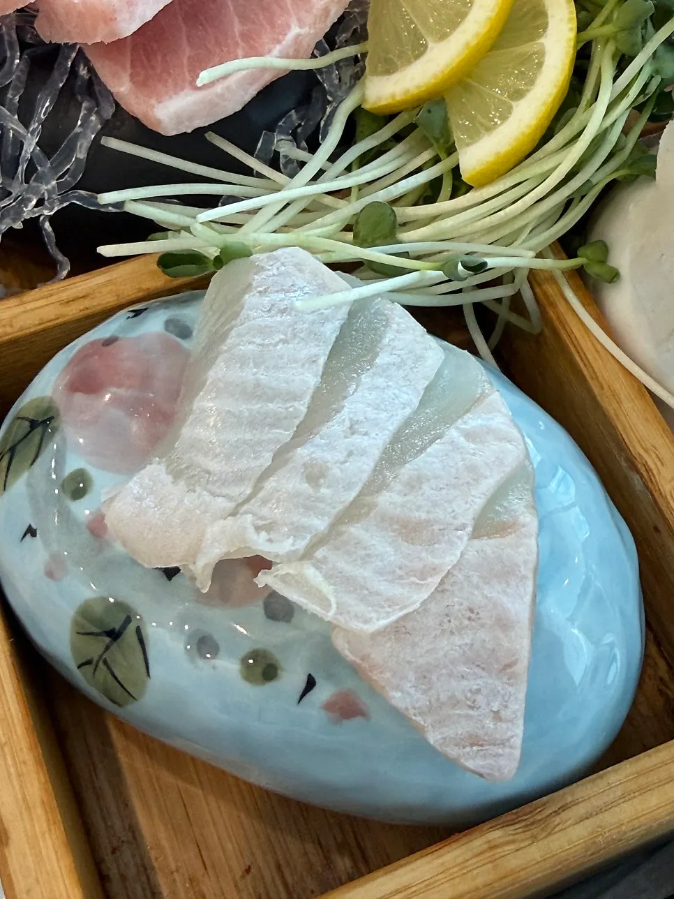 참치회와 함께 나온 김