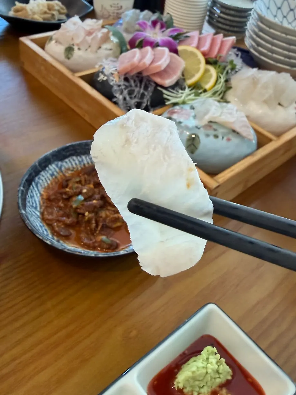 회 두 종류를 번갈아 맛본 접시