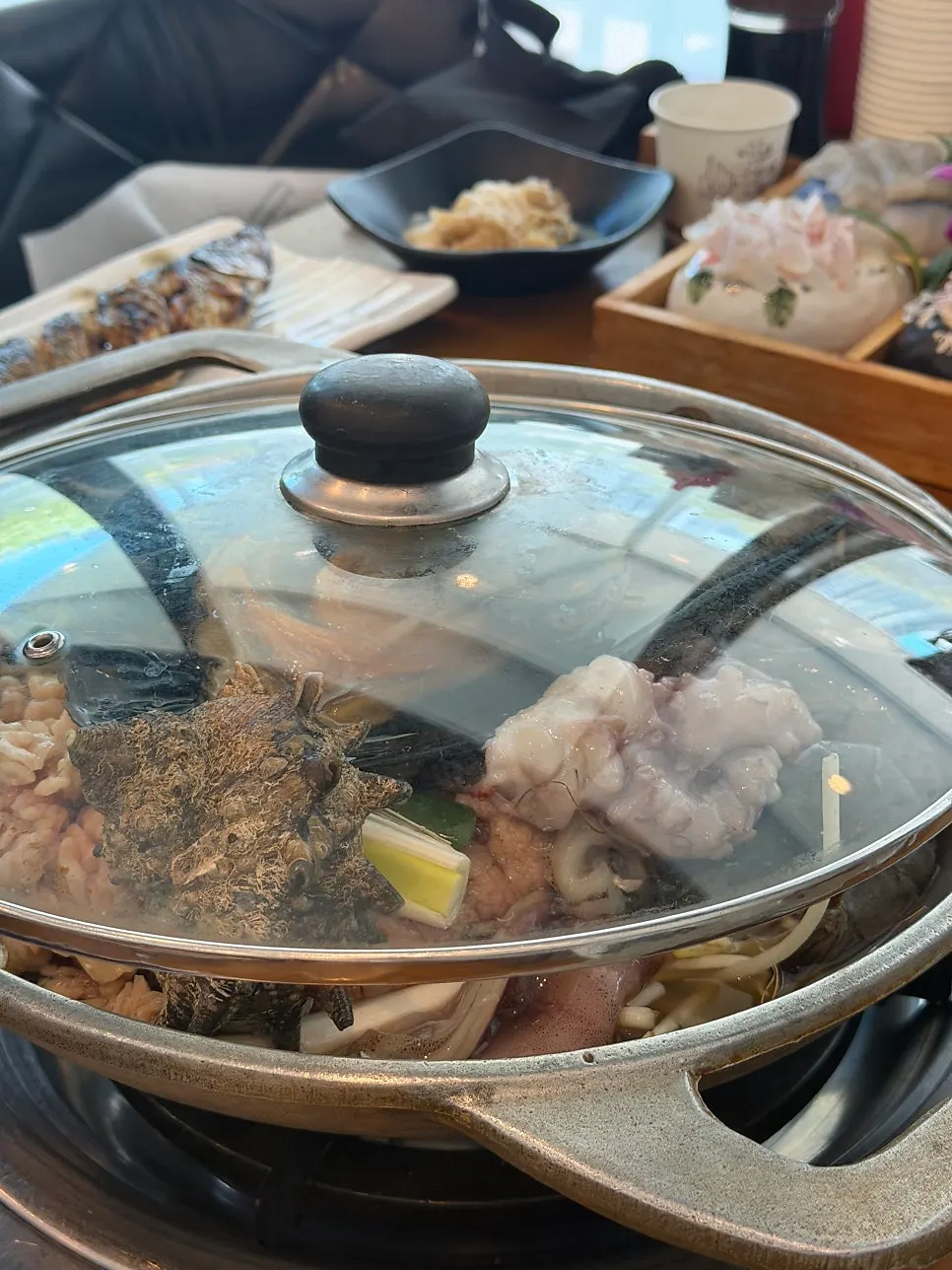 문어와 키조개가 올라간 해물탕 냄비