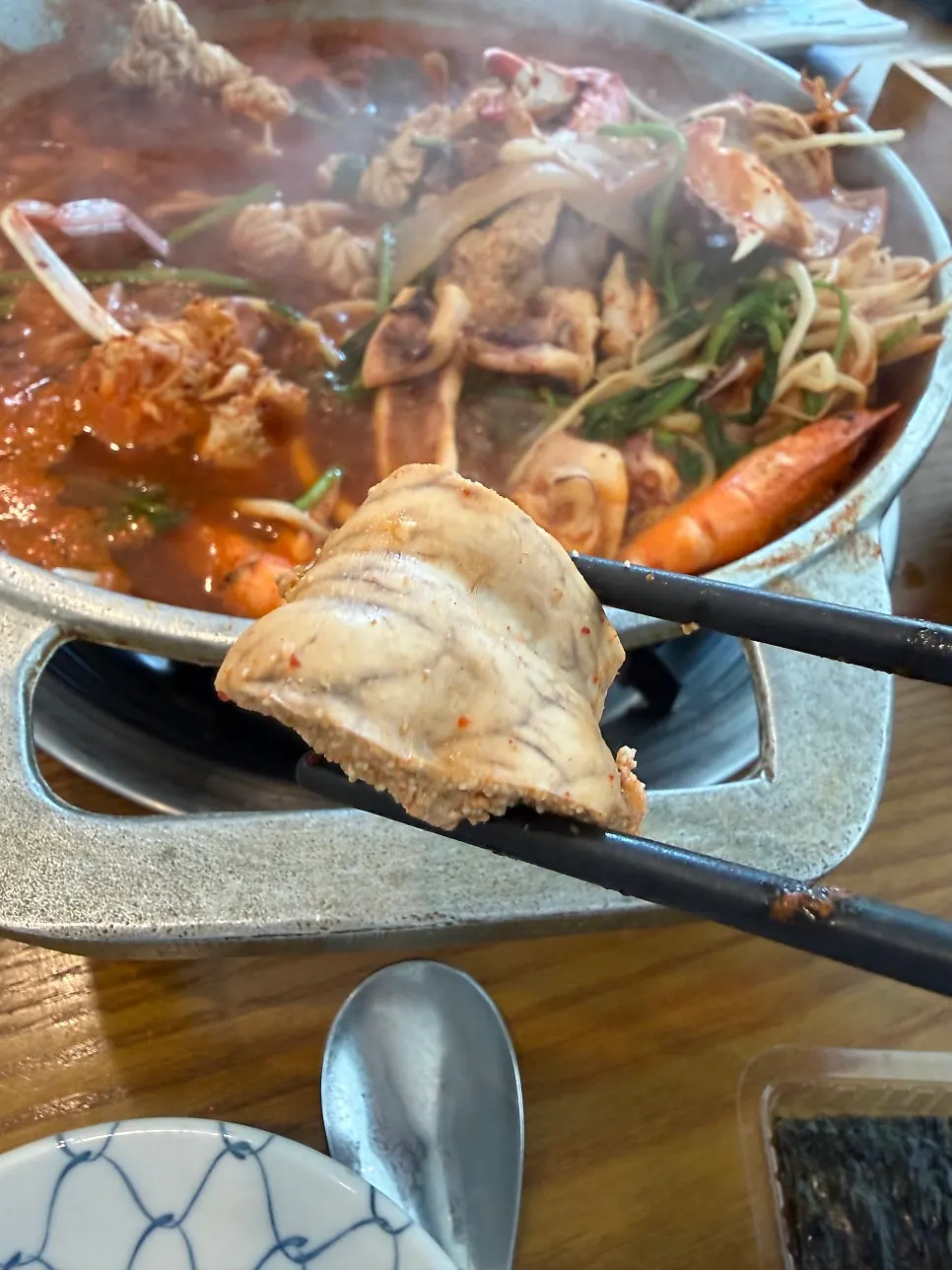 전복과 꽃게가 들어간 해물탕