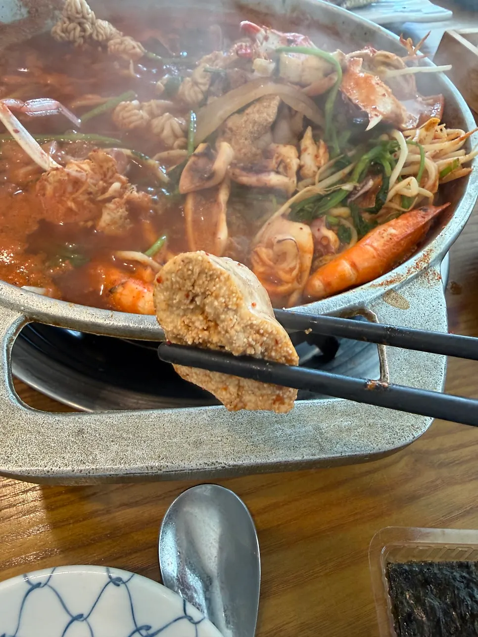 끓고 있는 해물탕 국물과 해산물