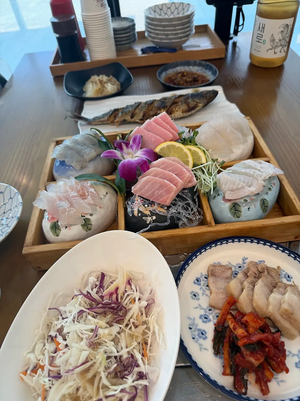 회와 해물탕이 함께 차려진 마무리 상차림