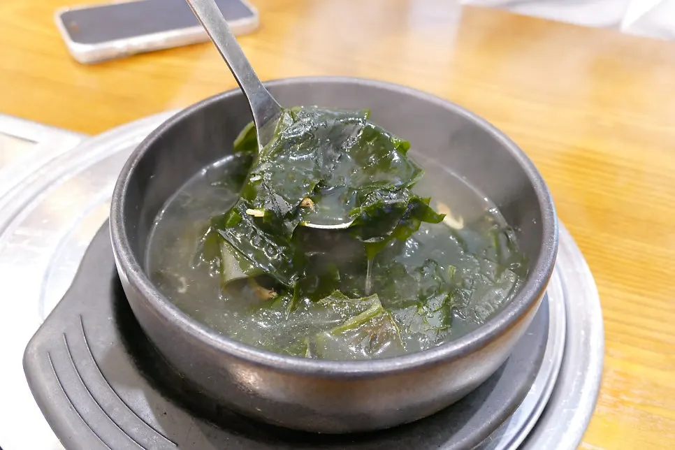 미역국과 부추전 등 밑반찬