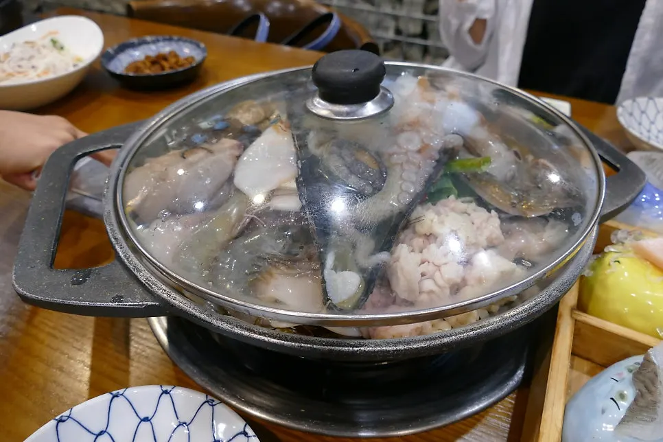 해산물 가득한 해물탕 냄비
