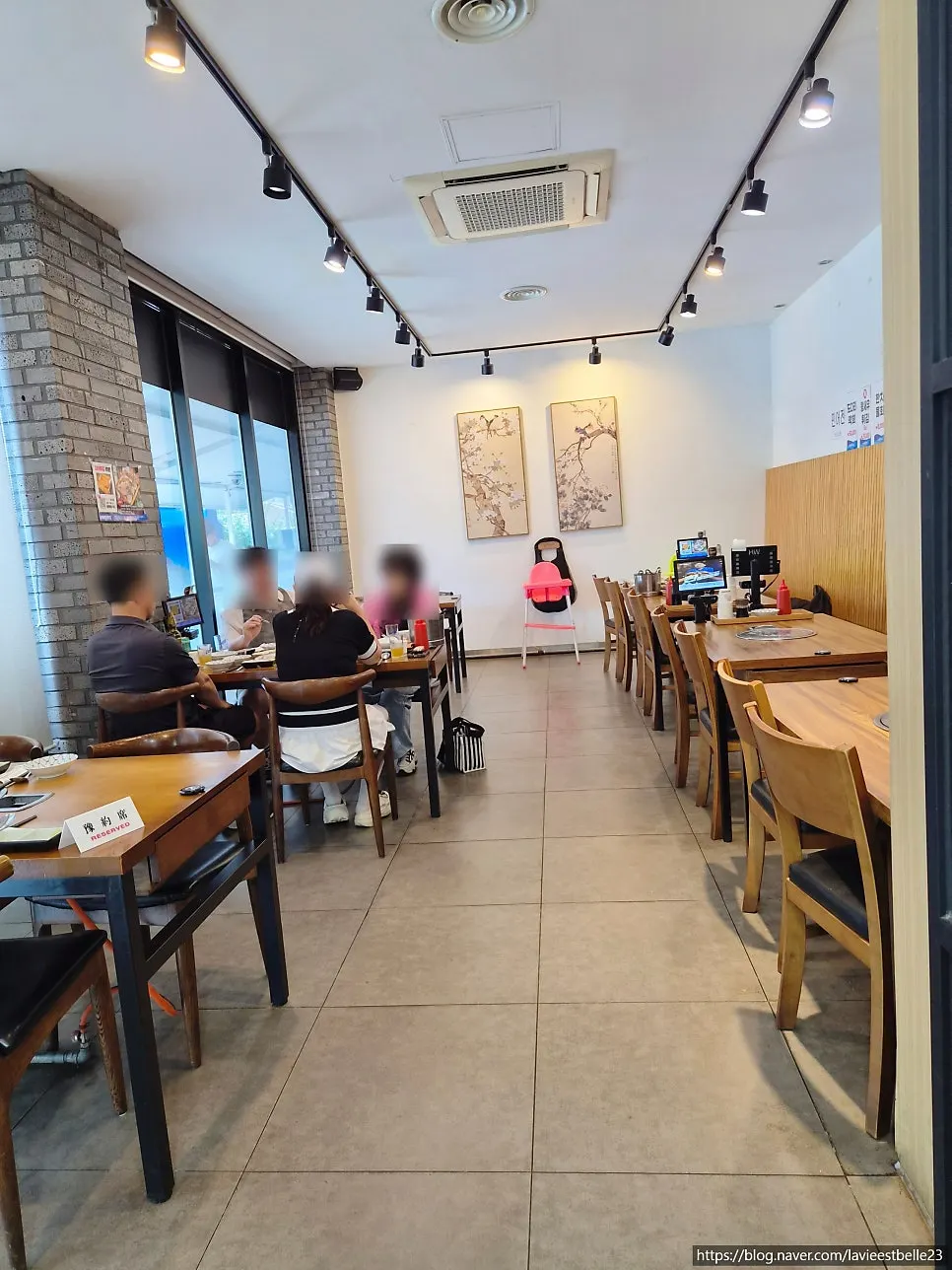 동해바다횟집 우드 톤 홀 내부