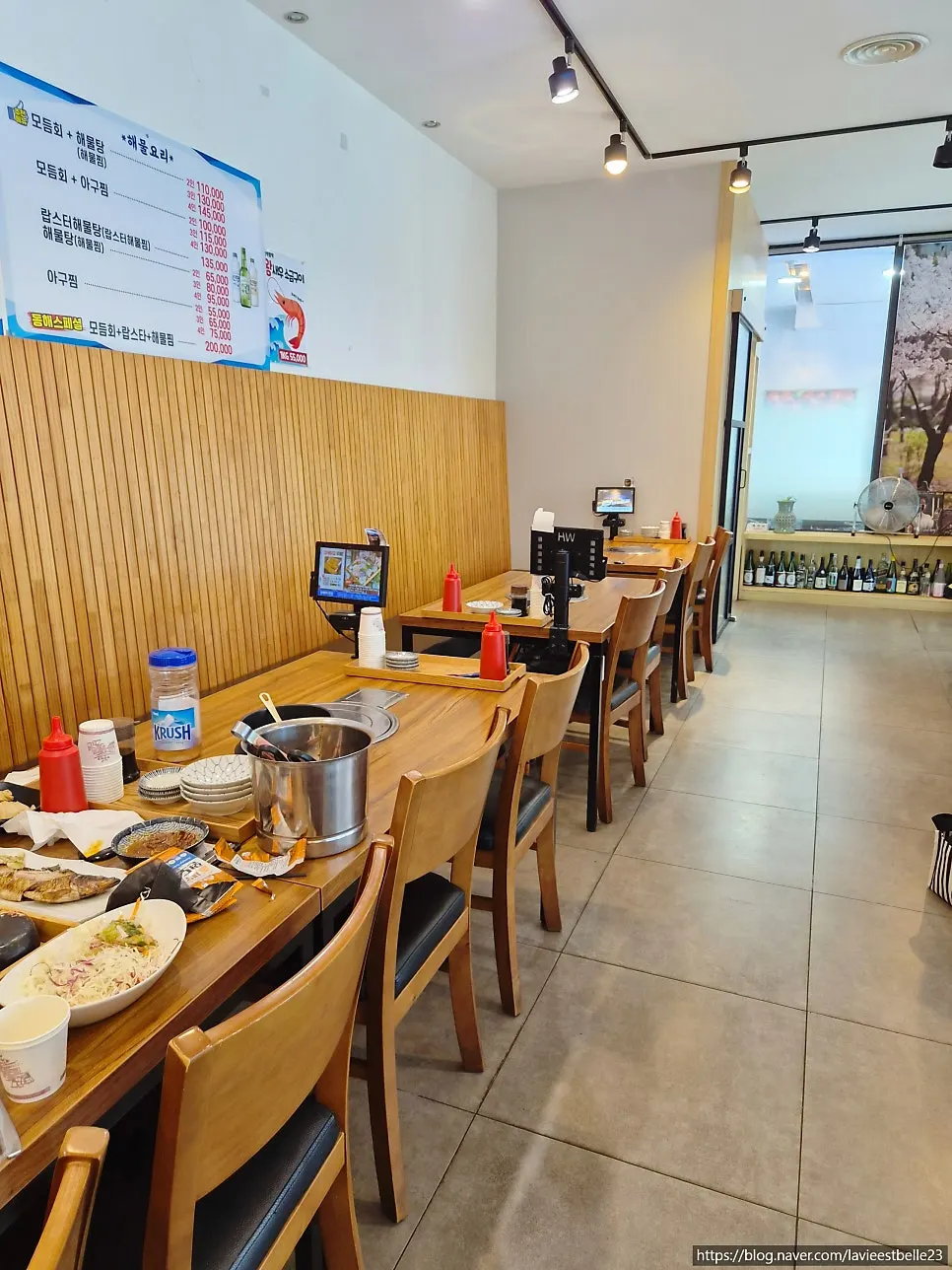 테이블 간격이 넓은 동해바다횟집 홀