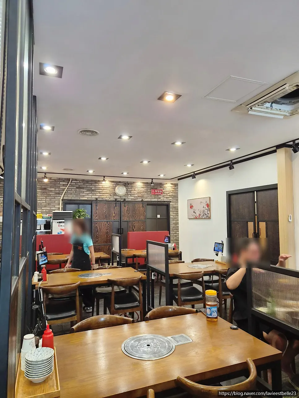 가족 손님용 아기의자가 놓인 매장 한켠