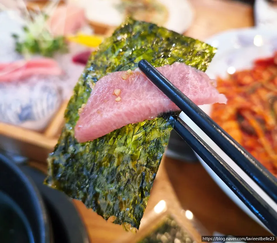 참치 뱃살과 광어가 섞인 모둠회 접시