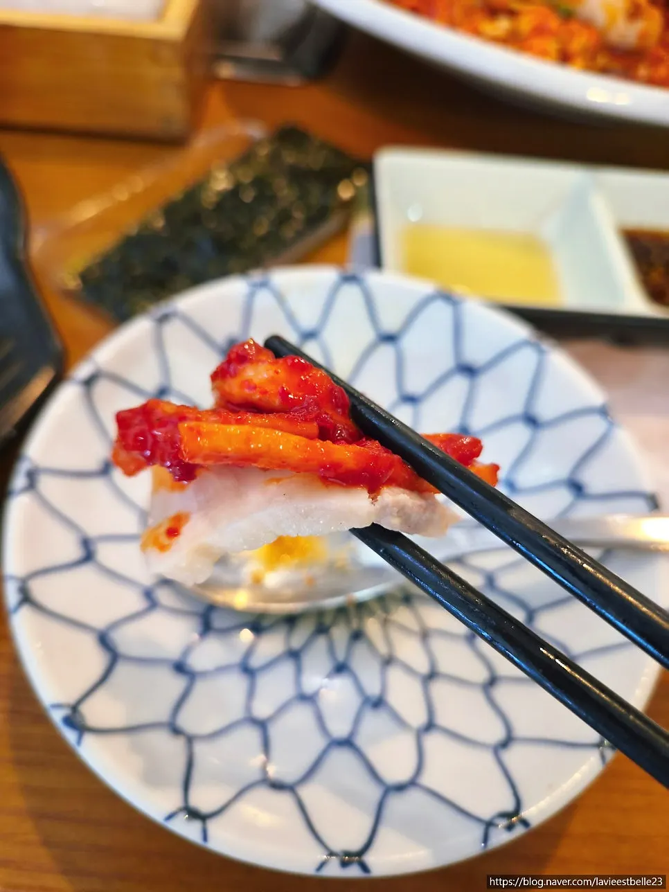 완도김에 올린 참치 뱃살 한 점