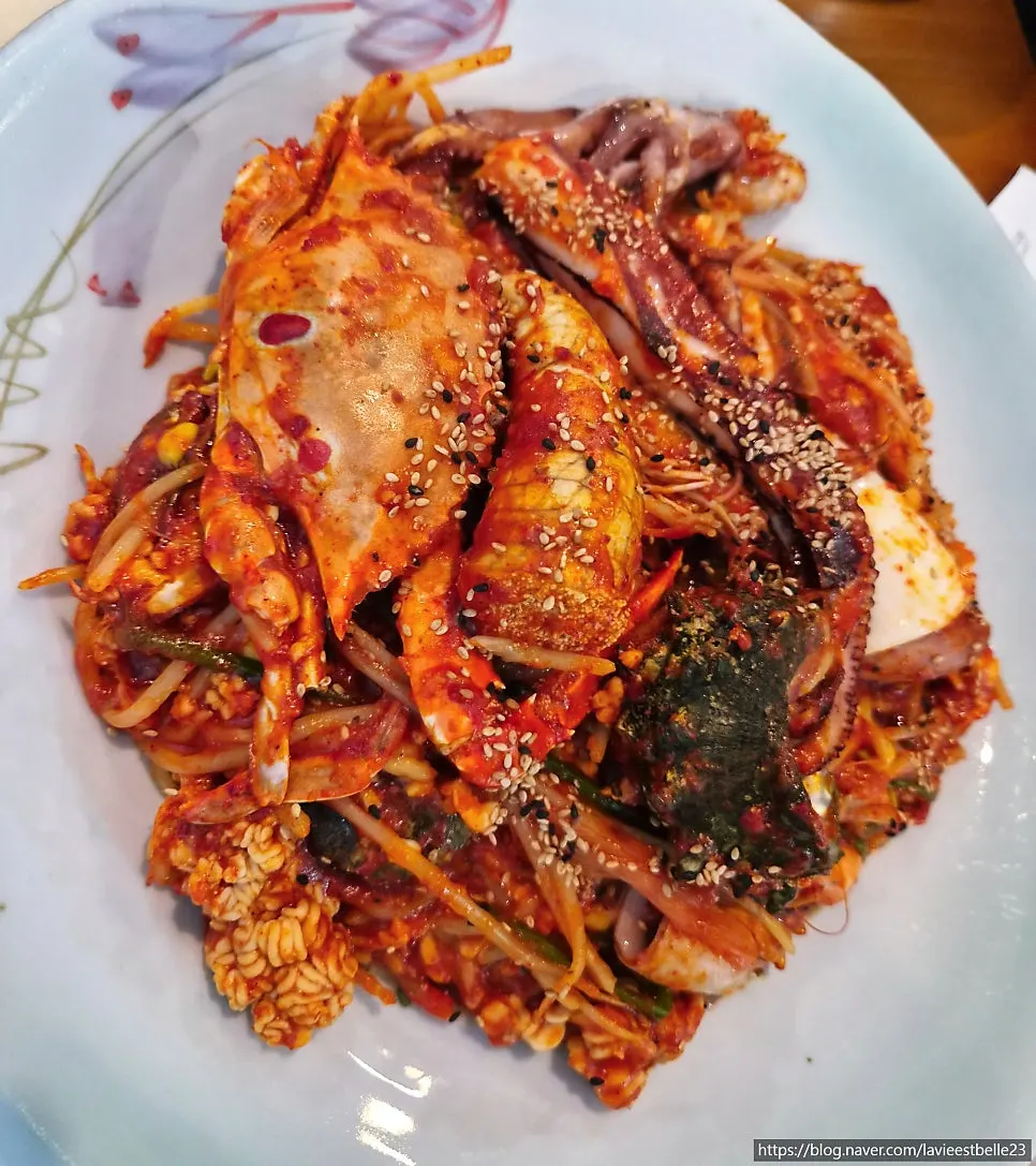 해산물이 산더미처럼 쌓인 동해바다횟집 해물찜