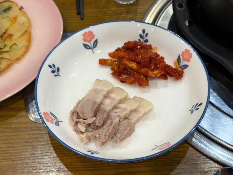 동해바다횟집 기본찬이 놓인 테이블
