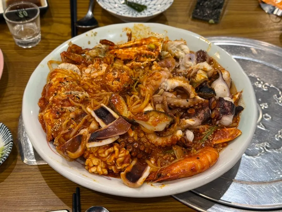 회와 술이 함께 놓인 테이블