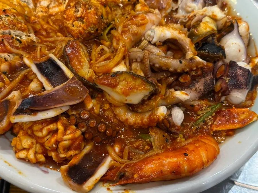 양념이 올라간 해물찜 해산물
