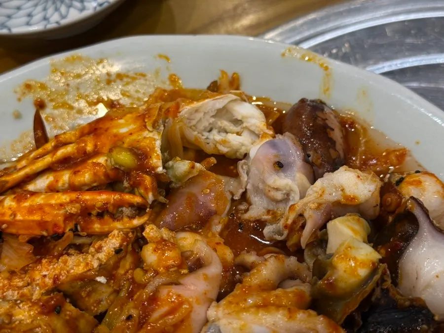 해물찜을 덜어 먹는 모습