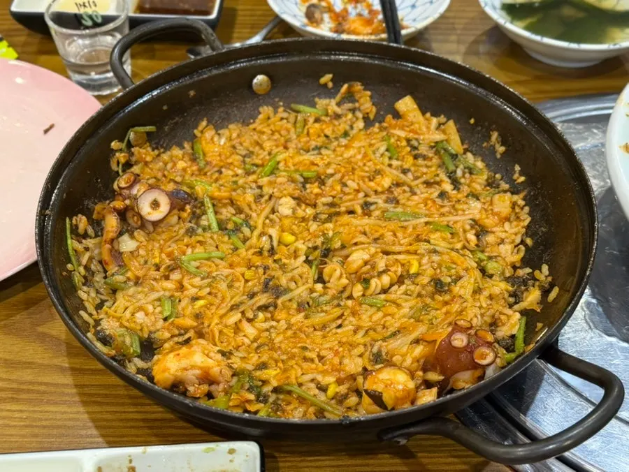 회와 해물찜을 번갈아 먹는 술상