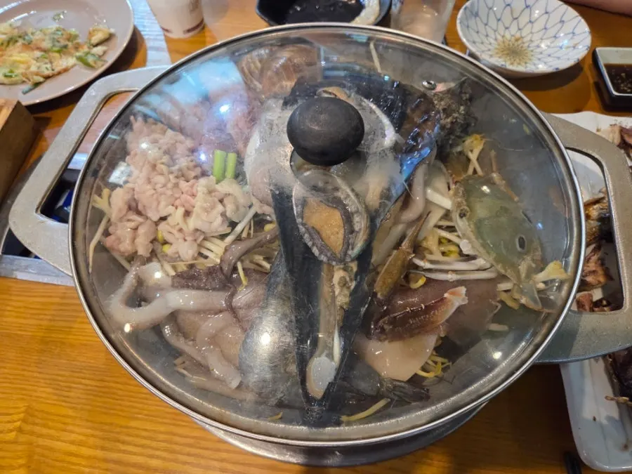 海鮮がたっぷり入った海鮮鍋