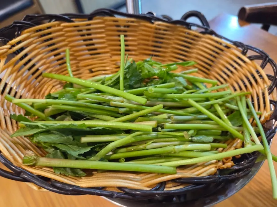 煮立ち始めた海鮮鍋と焼酎一杯