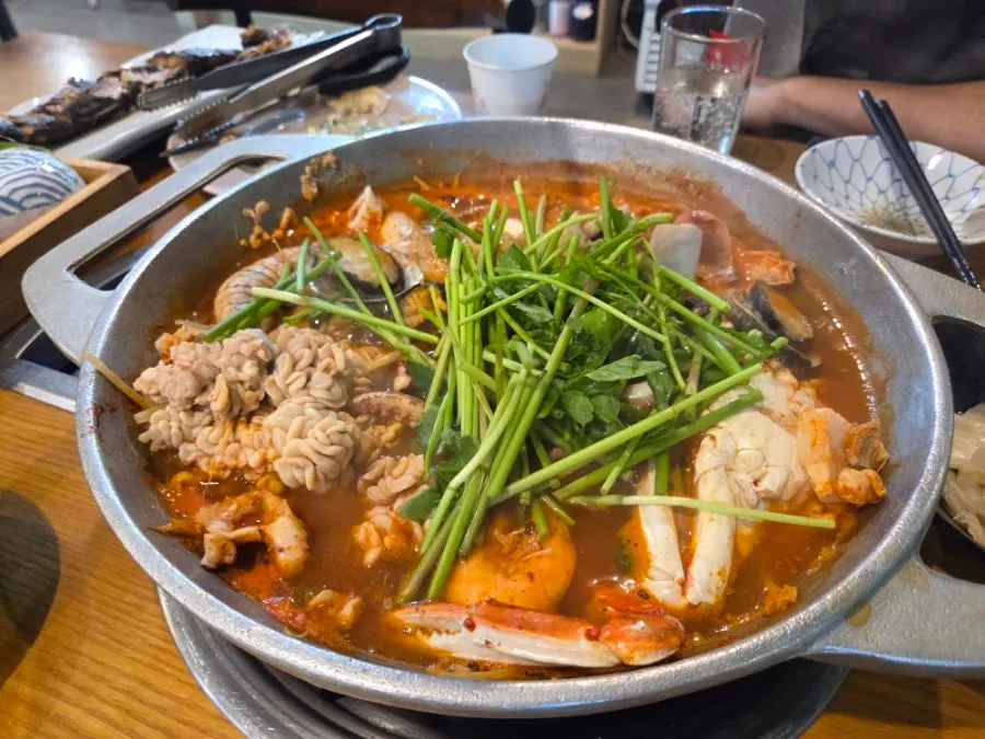 セリをのせた海鮮鍋