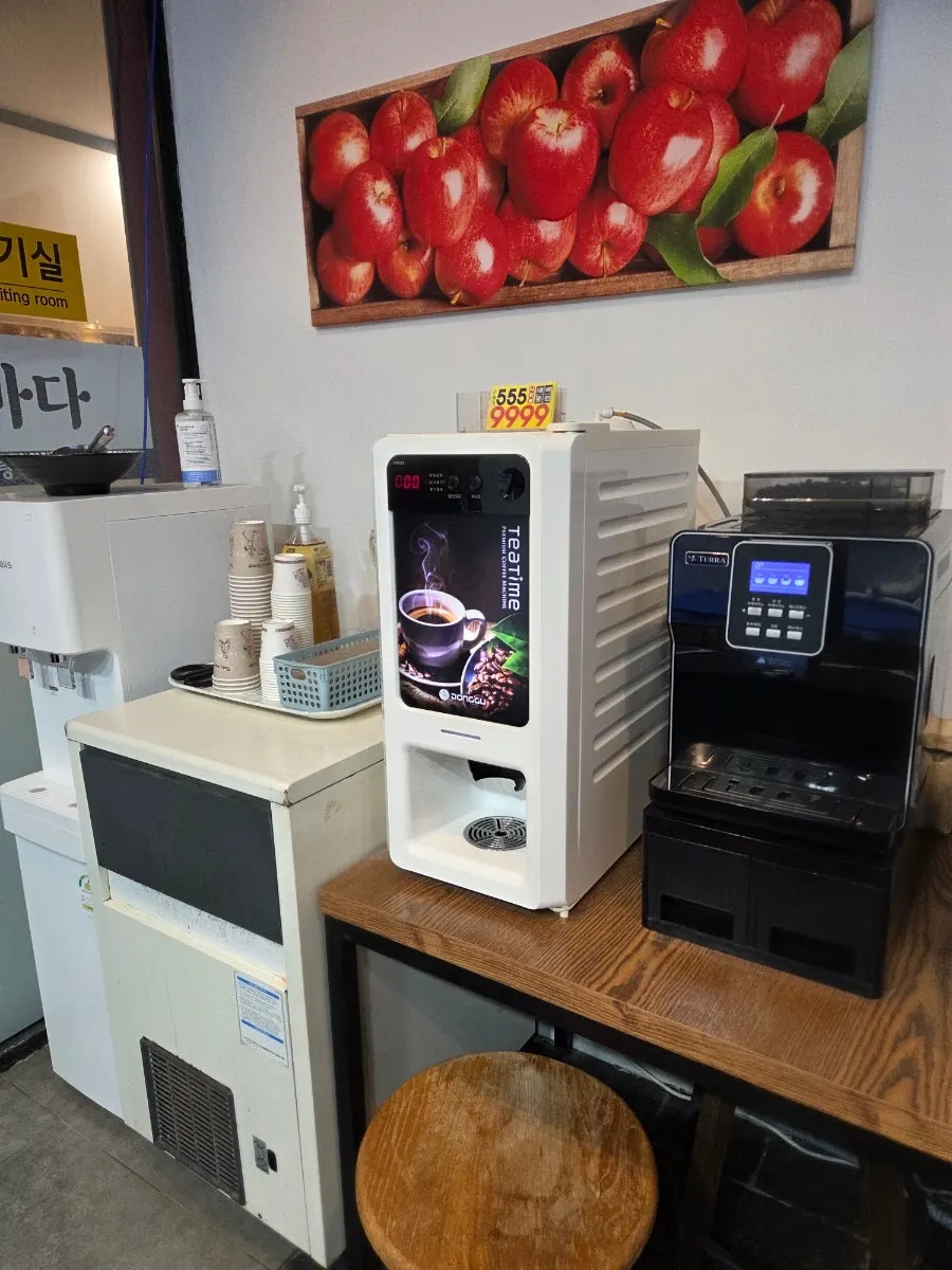 入り口にあるコーヒー自動販売機
