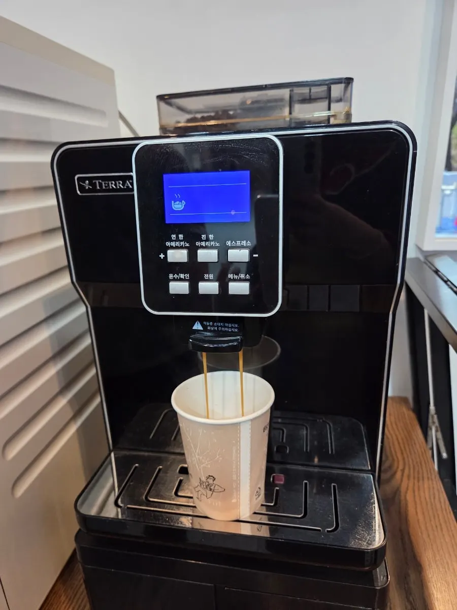 自動販売機で買った温かいミルクコーヒー