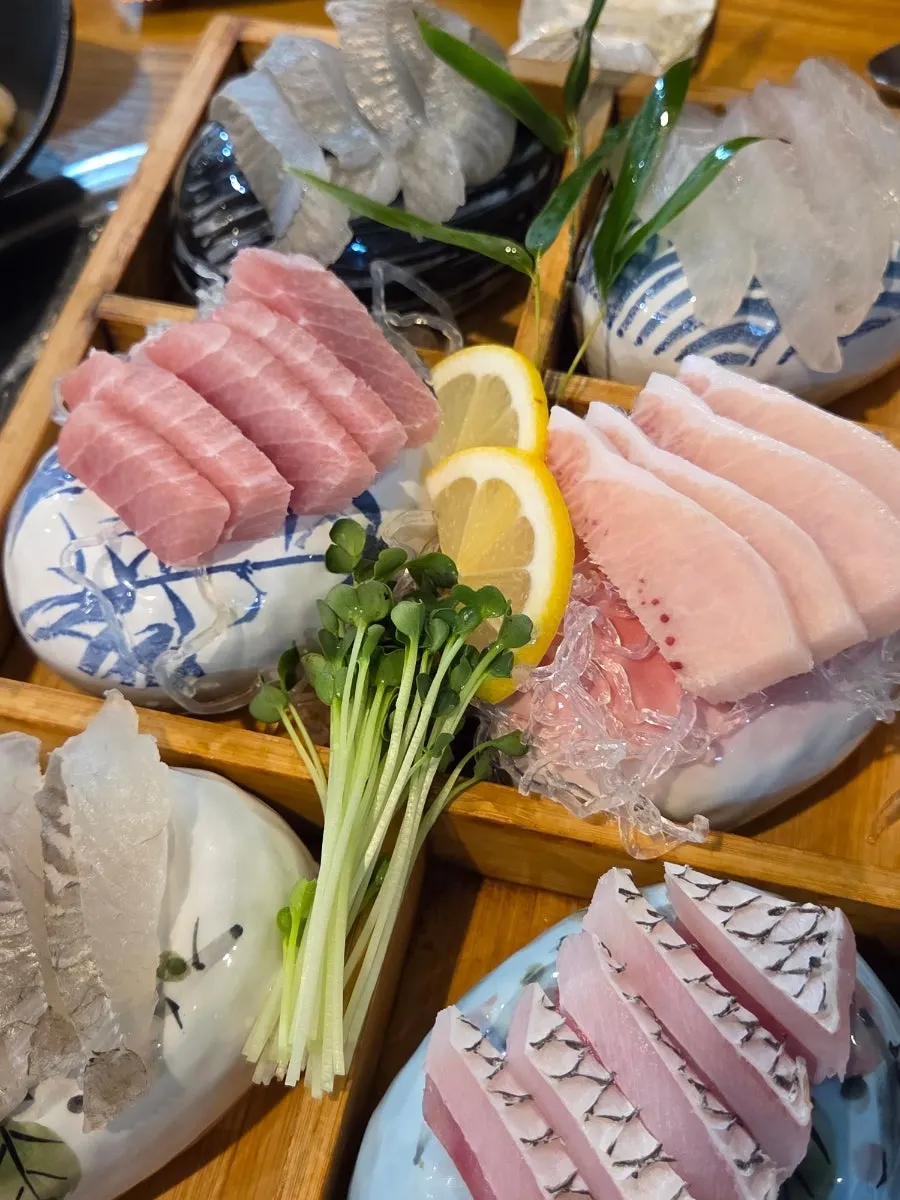 縦に盛られた盛り合わせ刺身の食卓