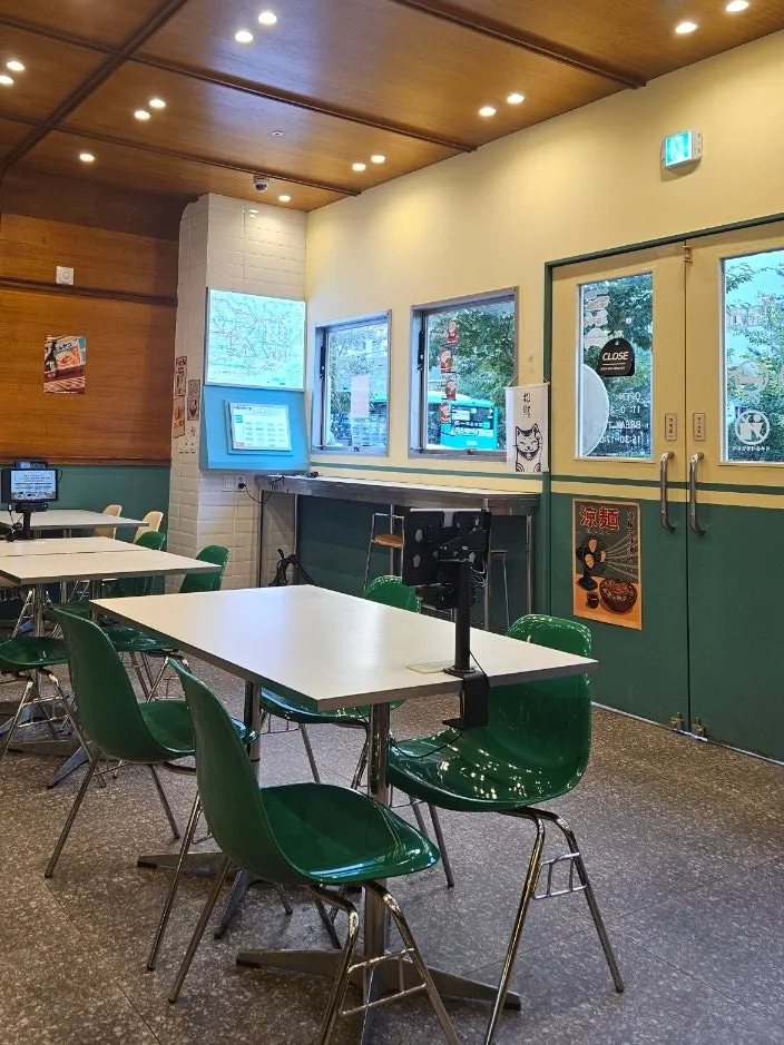 지하철 느낌을 살린 벽면과 좌석 공간