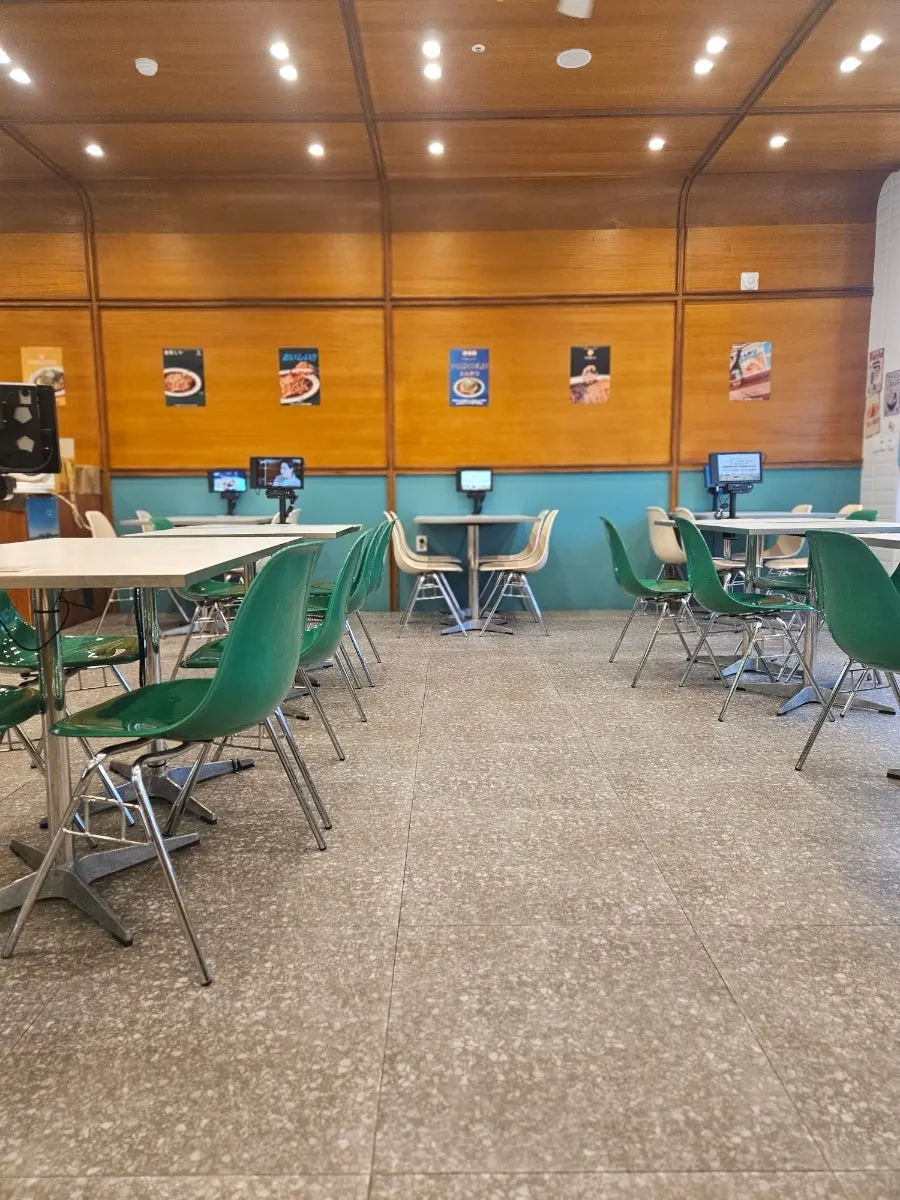 아기자기한 소품으로 꾸민 매장 한쪽