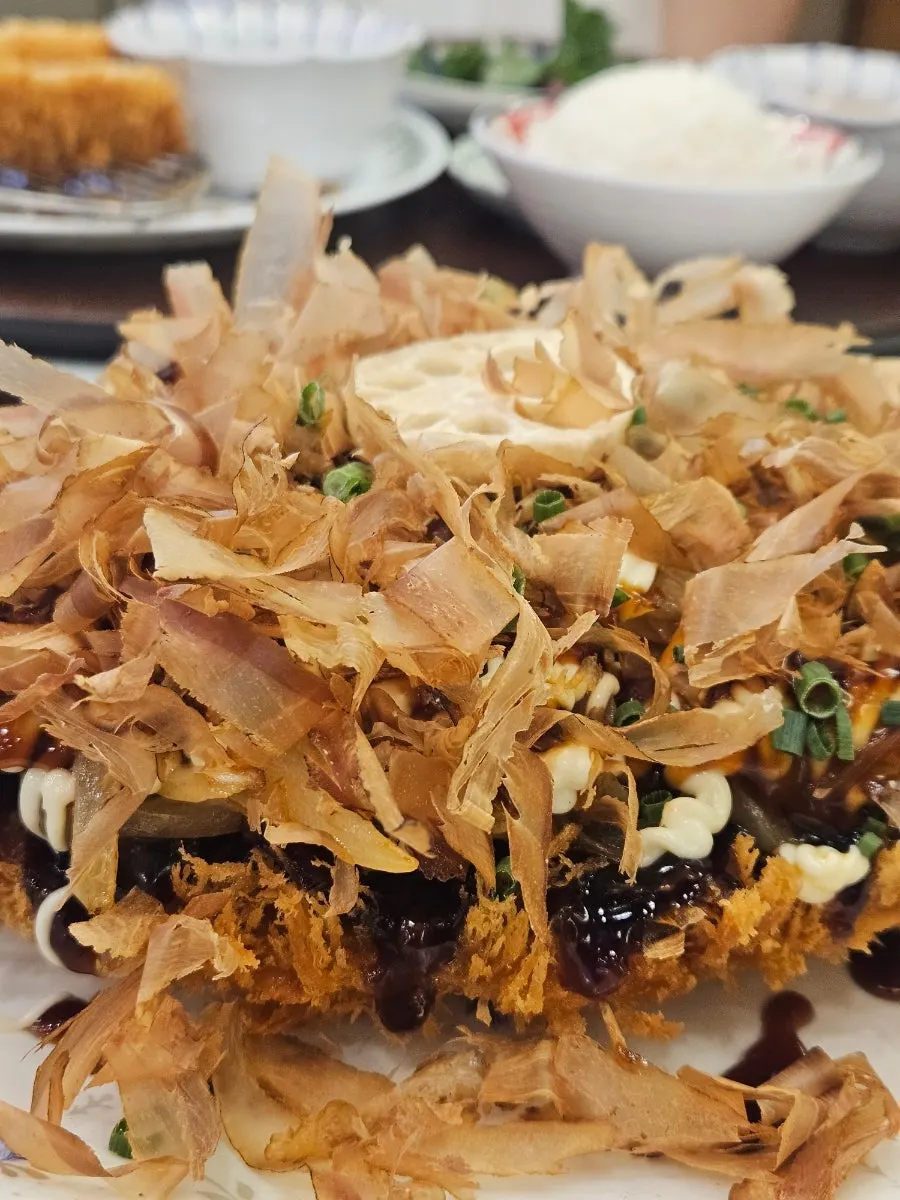 한 조각 집어 올린 매운맛 돈가스