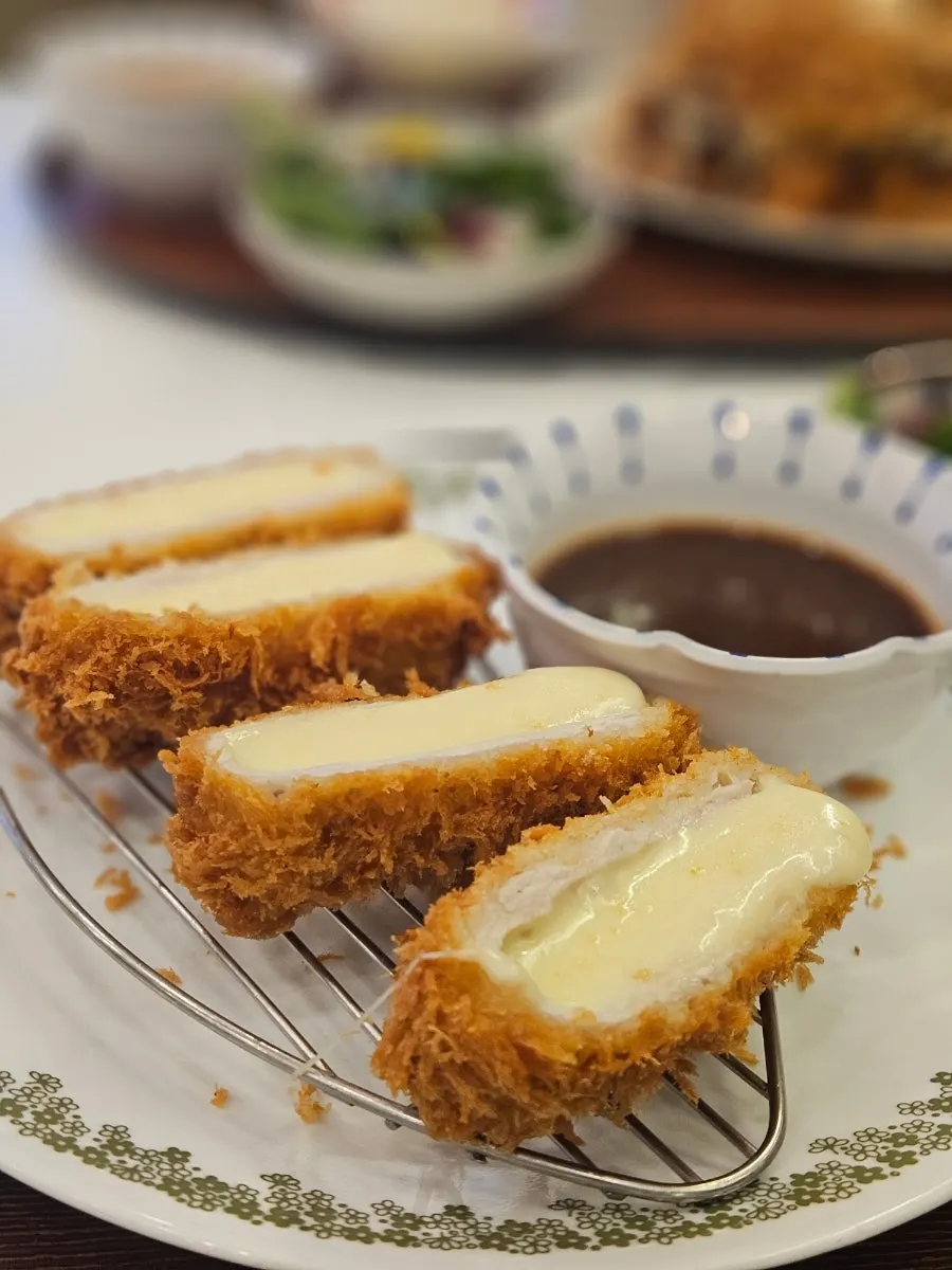 통모짜렐라 치즈돈가스 한 접시