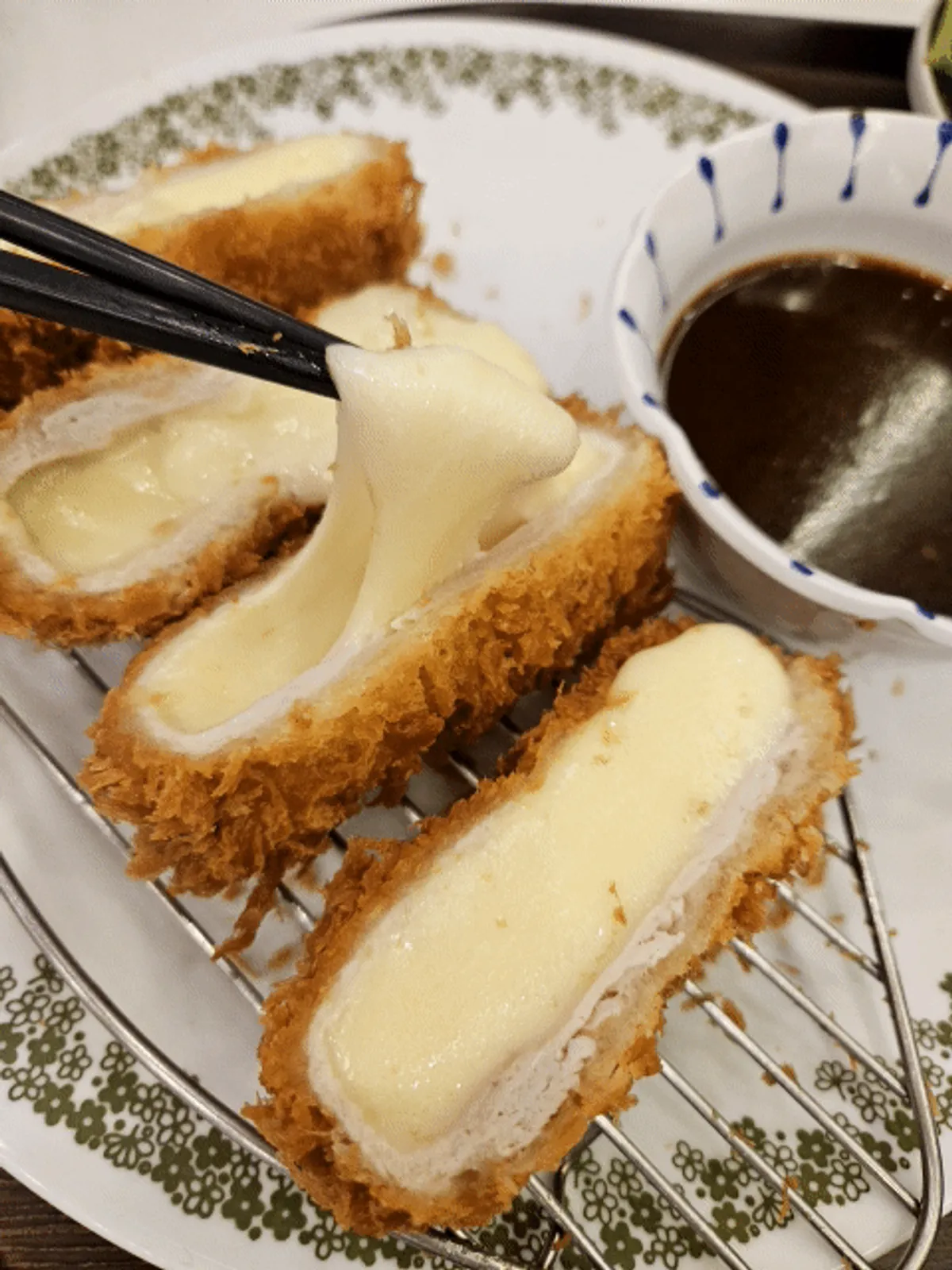 잘랐을 때 치즈가 보이는 통모짜렐라 치즈돈가스