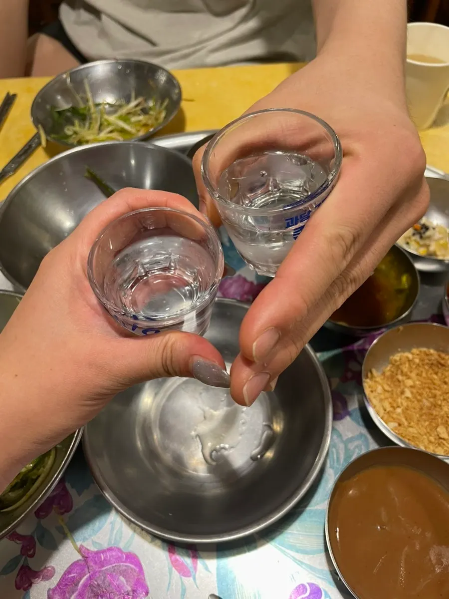 焼酎の瓶と一緒のテーブル
