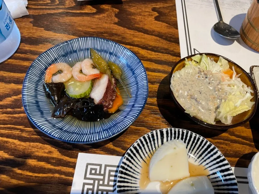 동경숙성참치 기본 찬이 깔린 테이블
