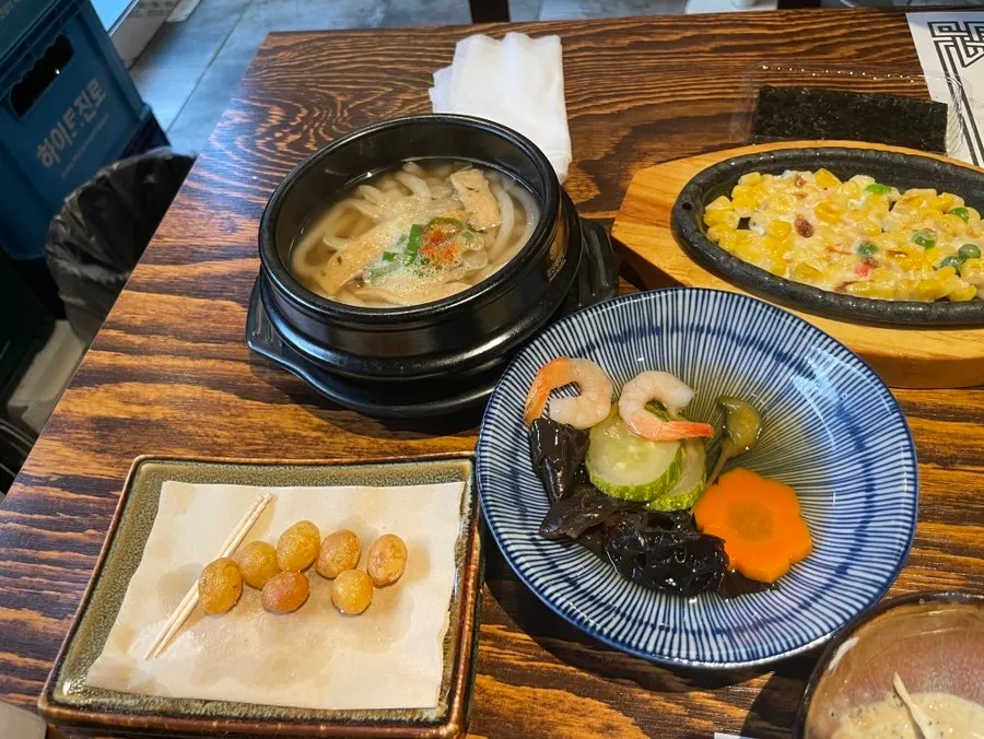 코스 중간에 나온 콘치즈와 우동, 은행알