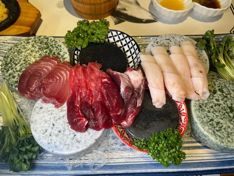 두 번째 판 머리살과 배꼽살 참치 접시