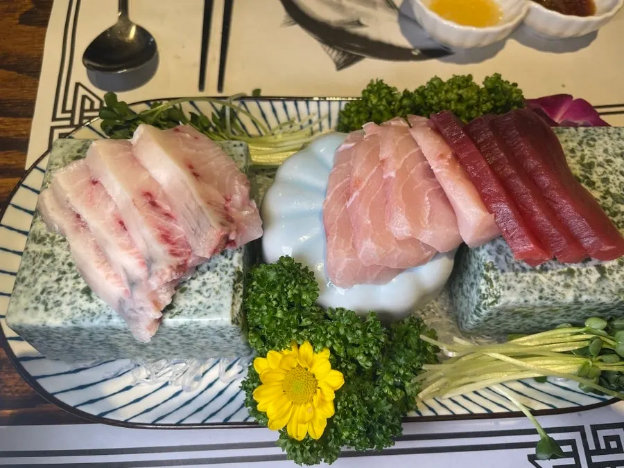 부위별 식감이 다른 참치회 한 점