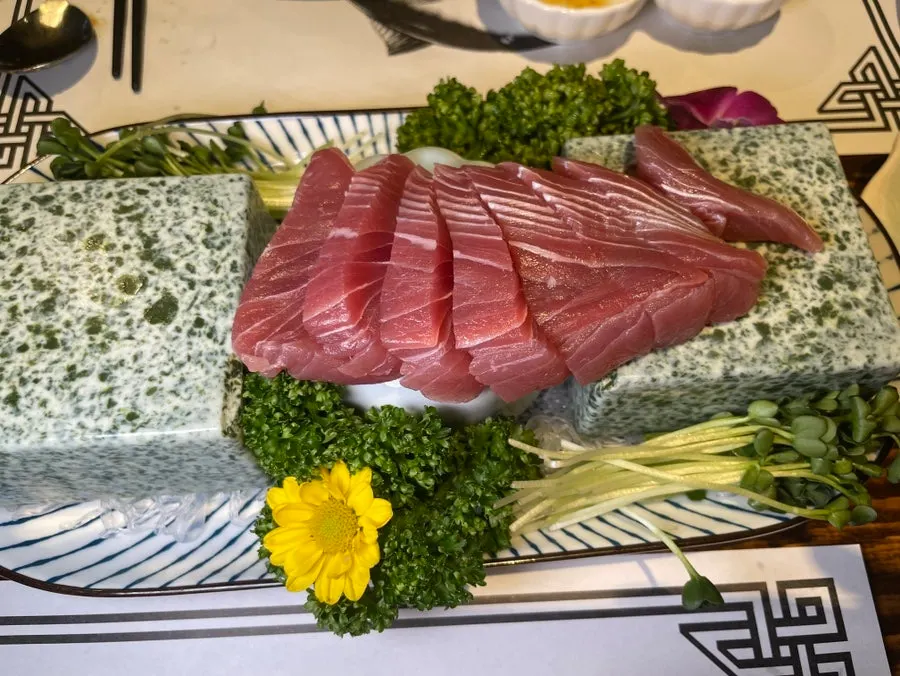 추가로 더 내어준 숙성 참치 접시
