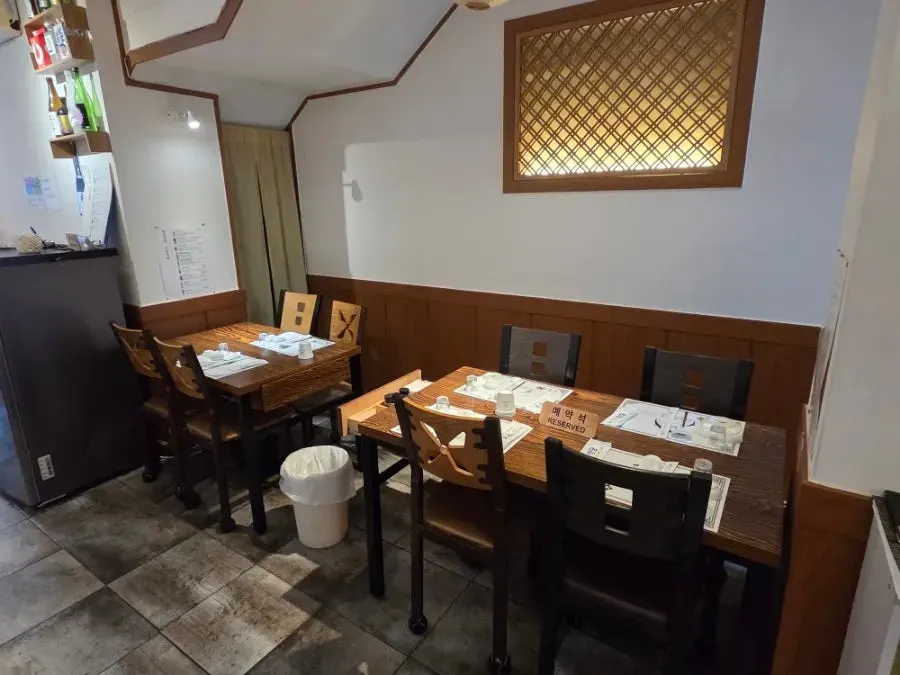 A table set for a reservation at Donggyeong Sukseong Chamchi