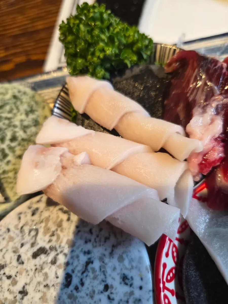 A plate of special tuna belly and head meat cuts