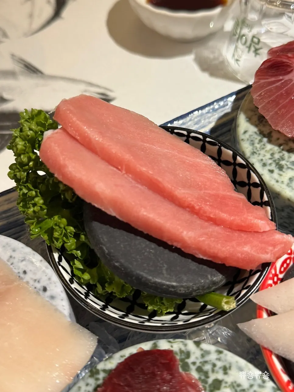 한 점 집어 올린 숙성참치