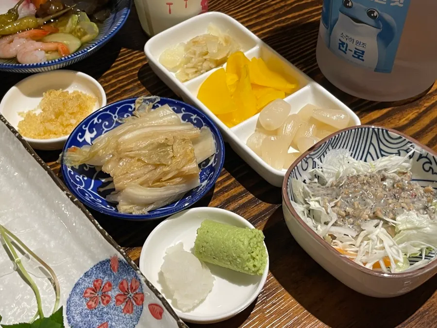 정갈하게 차려진 기본 반찬 구성