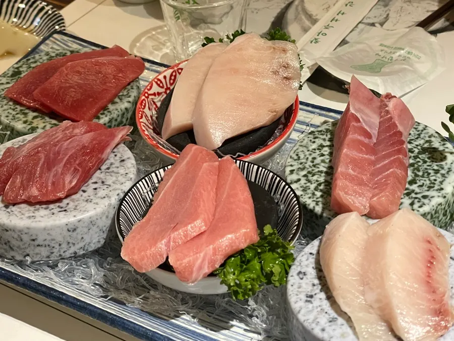 두툼하게 썰린 숙성참치 한 점