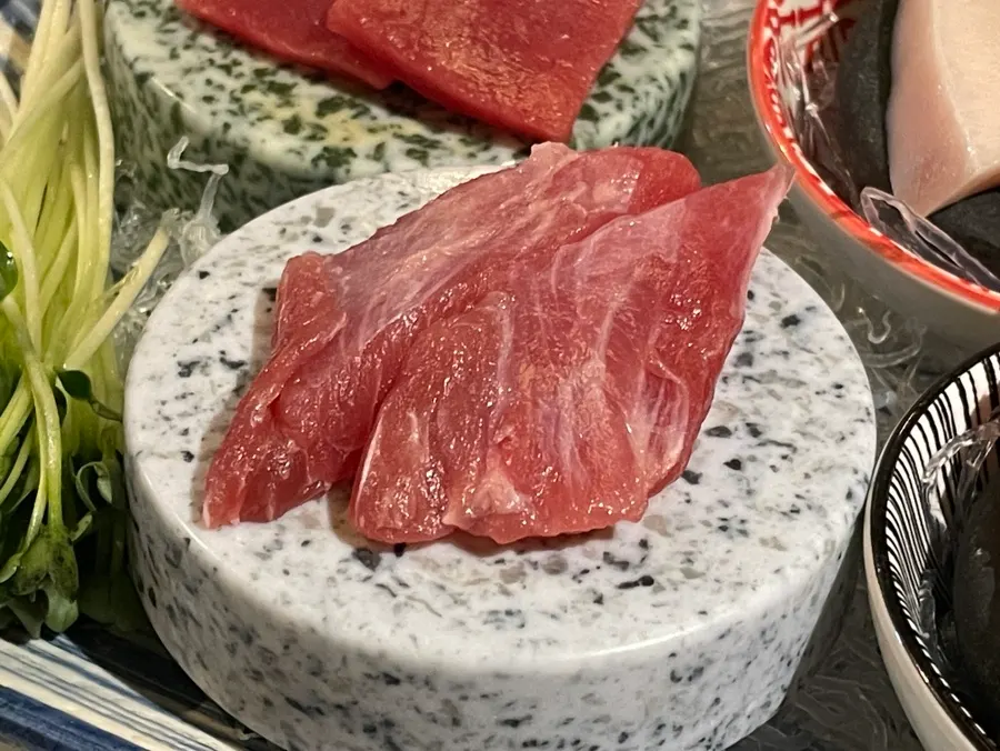 숙성참치 접시와 사케 센300