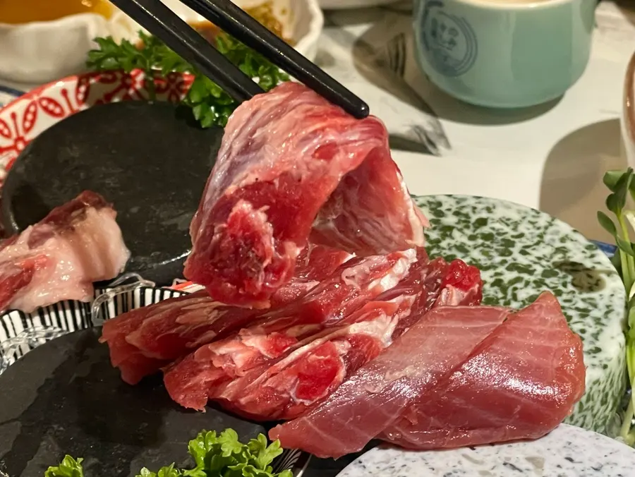 부위별로 담긴 무한리필 참치