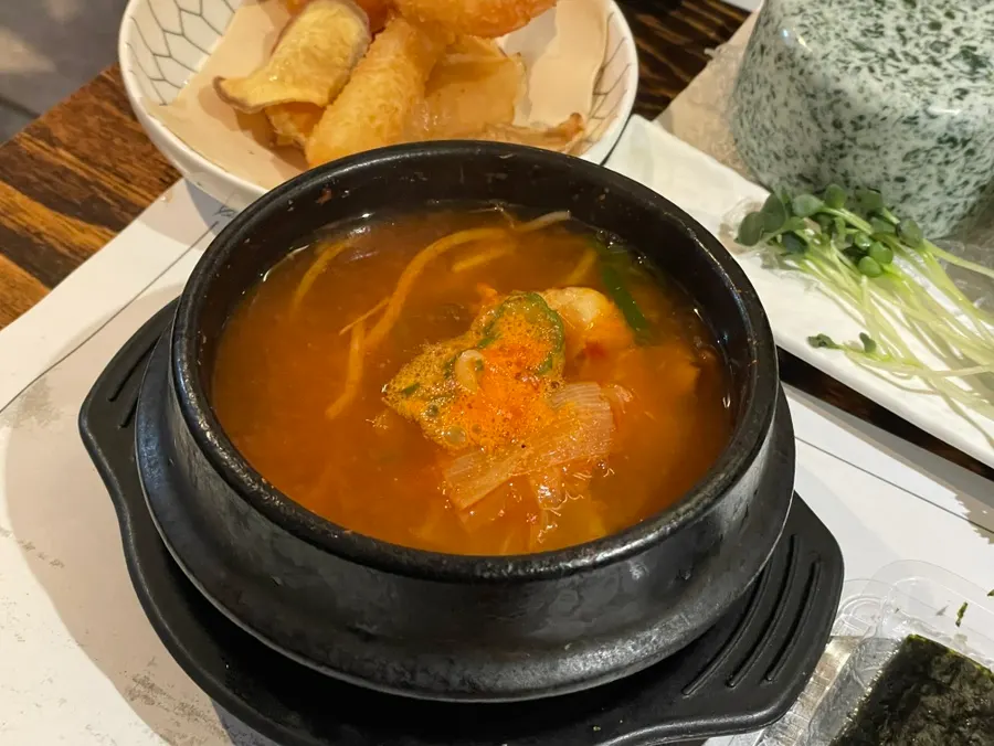 함께 나온 참치탕과 튀김