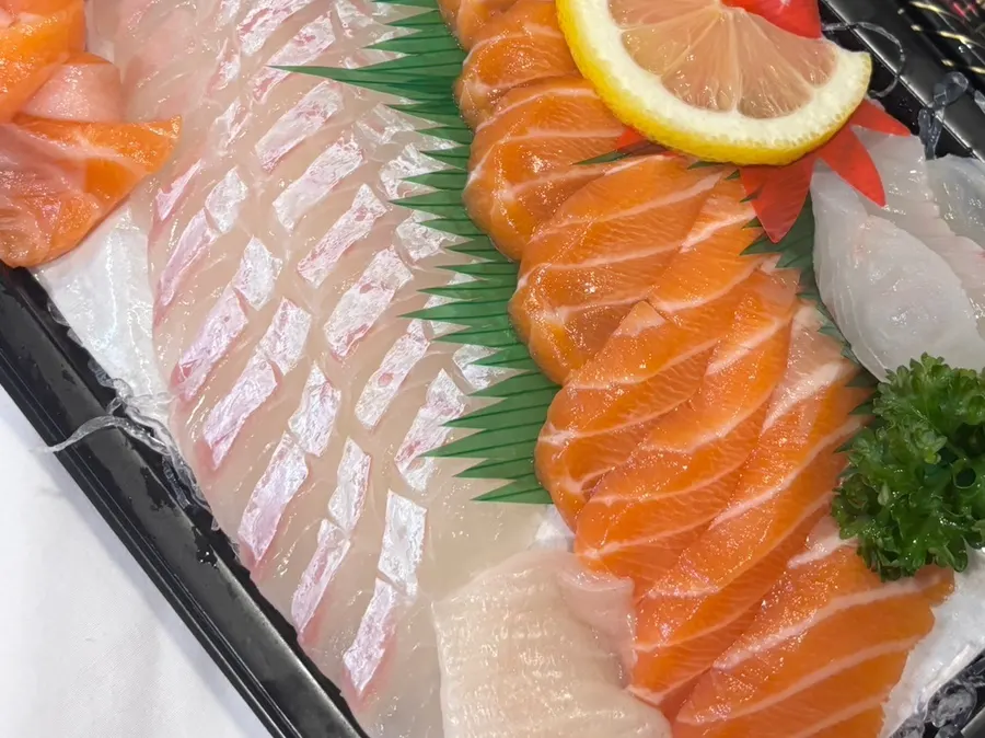 Alternating bites of flatfish and salmon sashimi