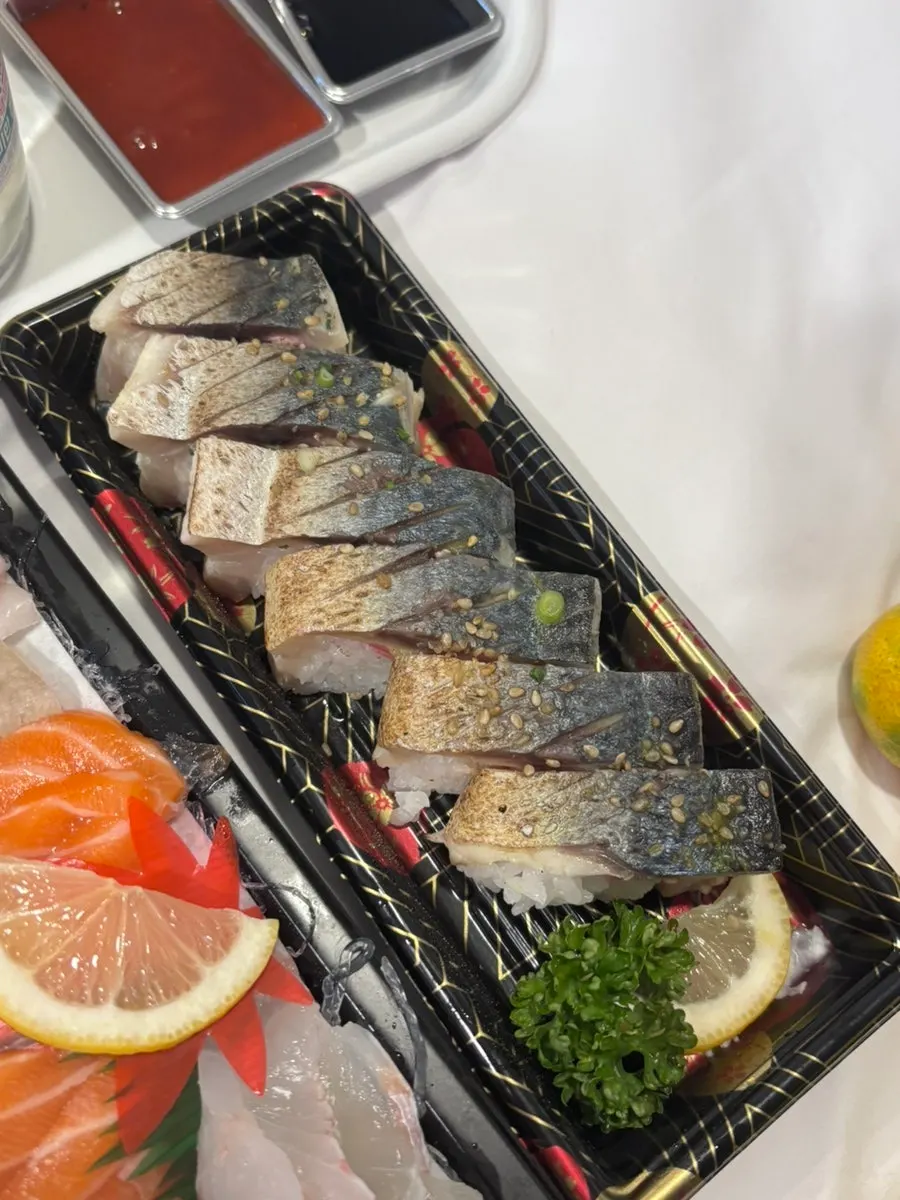 Dutumhoe's mackerel sushi takeout spread