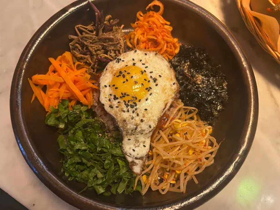 채소가 가득한 주명당 제철비빔밥